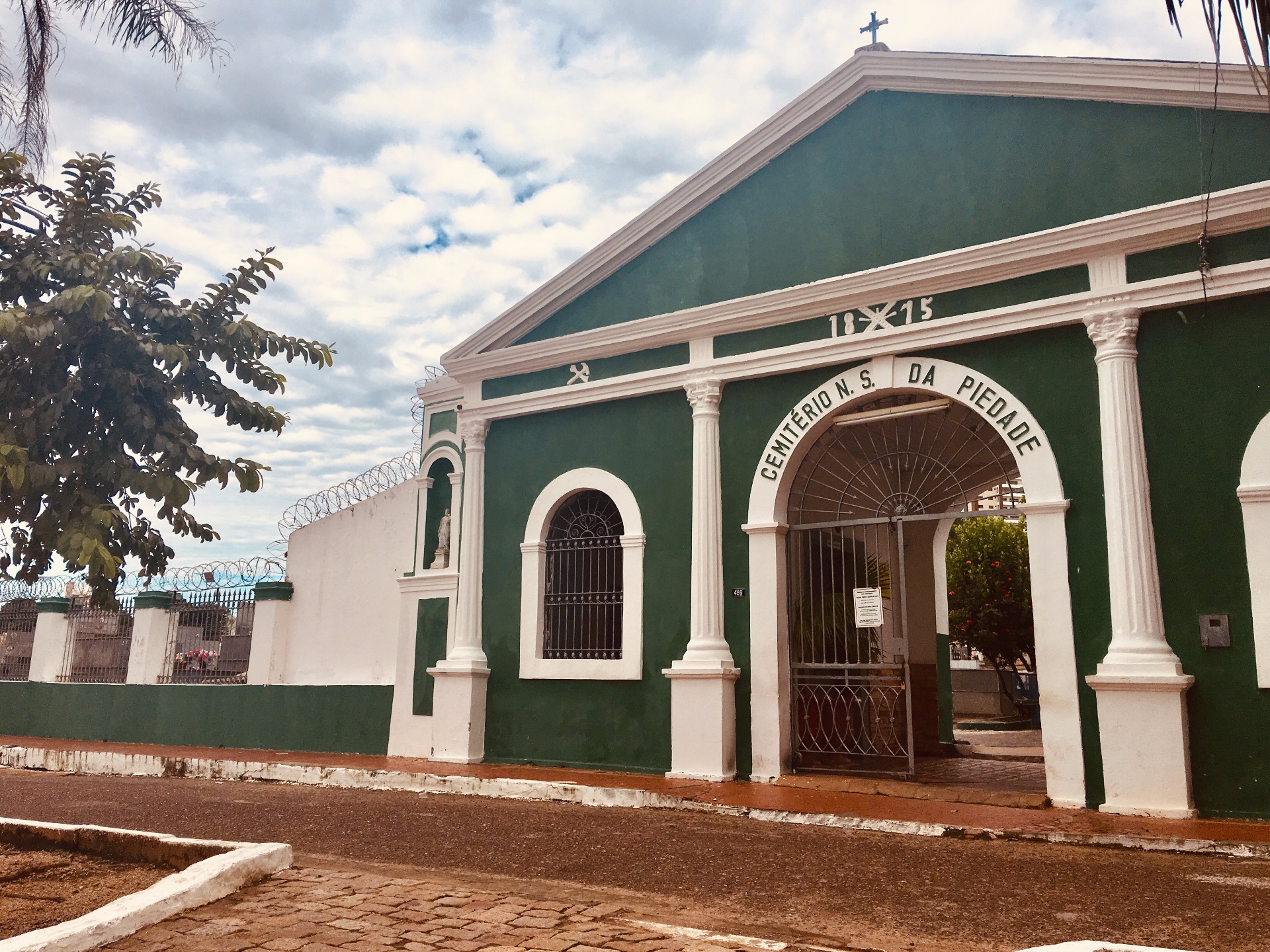 Cemitério da Piedade, o mais antigo de Cuiabá, é cenário para a lenda da Noiva de Branco.
